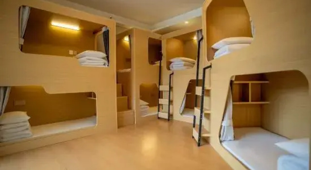 Кровать в общем номере (женский номер) с балконом Jiangyou Gaokong Riverview Youth Hostel B&B (Liberation Monument Hongya Cave Branch)