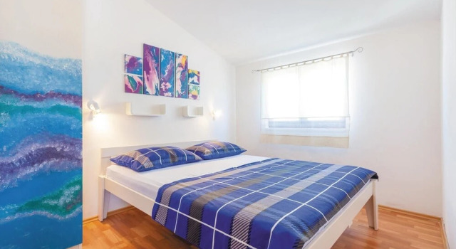 Beautiful Home in Okrug Donji With Wifi and 7 Bedrooms