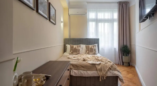 Romanian Athenaeum Flat - Refined 3BR Steps from Calea Victoriei, Prenota Appartamento Bucarest Muntenia
