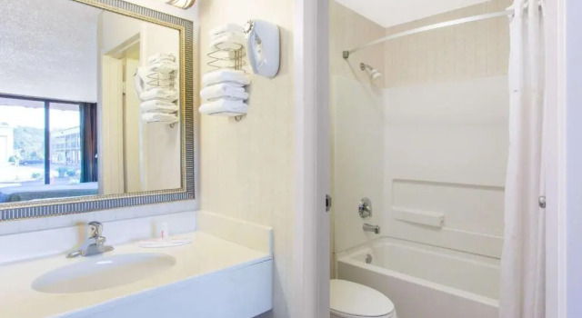 Четырёхместный номер Standard Days Inn by Wyndham Princeton