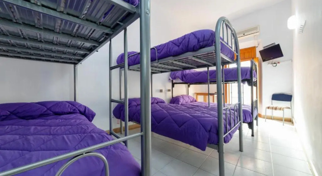 Кровать в общем номере Albergue las Veletas