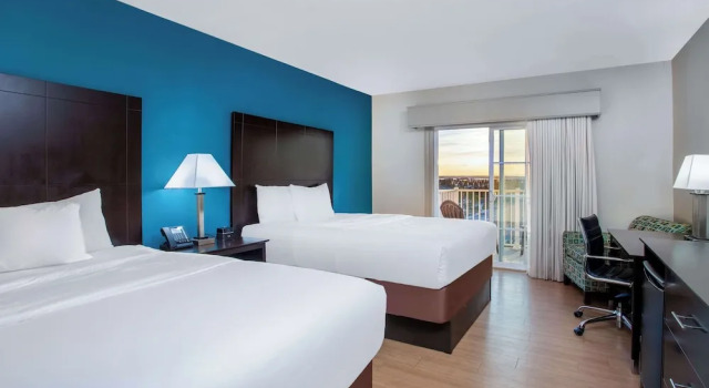 Четырёхместный номер Standard с балконом и с видом на закат La Quinta by Wyndham Ocean City