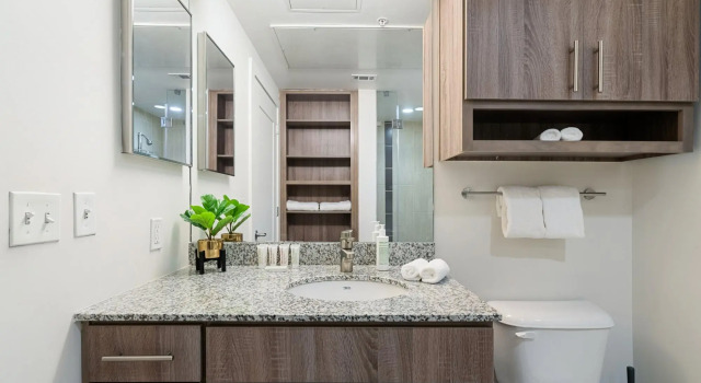 Mid Main Lofts #6222 | Cool & comfortable studio loft | Midtown, Забронировать Отель Хьюстон Texas Gulf Coast, рядом с Музей Чешского культурного центра