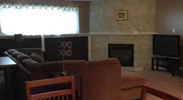 Newly Renovated Basement Suite!, Rezerwuj Hotel Hotele w Southern Alberta z parkingiem, Parking