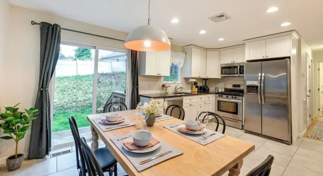 Апартаменты Walk to Shops & Dining: Glen Cove Apt w/ Yard!