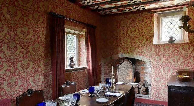 Luxurious hideaway for four in one of the finest Elizabethan gatehouse, Забронировать Дом для отпуска Коттеджи Бриджнорт, Коттедж