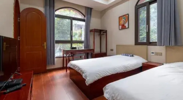 Люкс с балконом Chongqing Kaibu Courtyard Centennial Style of Western-style Houses High-end Residence Nanbin Road Changjiang Cableway Store