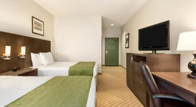 Четырёхместный номер Standard Country Inn & Suites by Radisson, Council Bluffs, IA