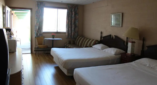 Четырёхместный номер Standard Ritz Inn Niagara