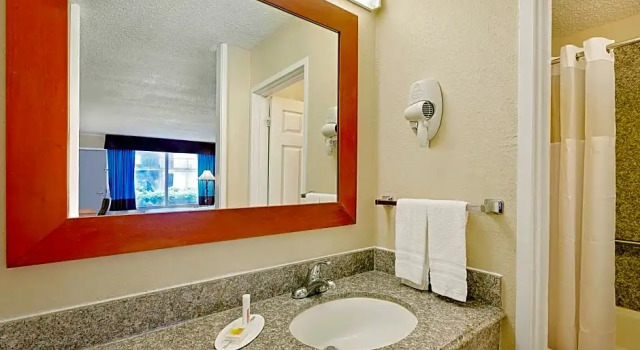 Номер Standard с балконом Days Inn by Wyndham Lafayette Near Lafayette Airport