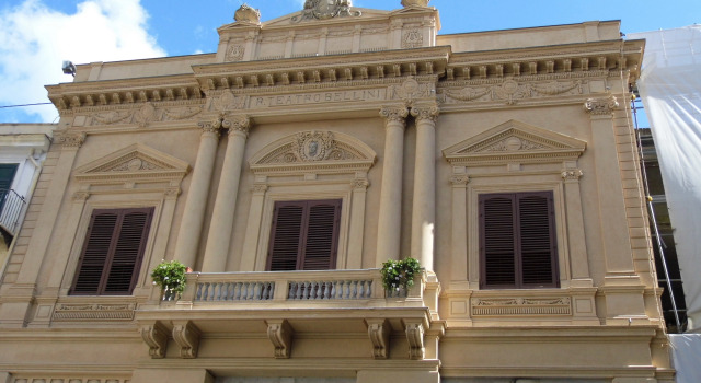 Debellini, Забронировать Отель Кастелламмаре-Вуччирия Палермо, рядом с San Francesco D'Assisi Basilica - Palermo