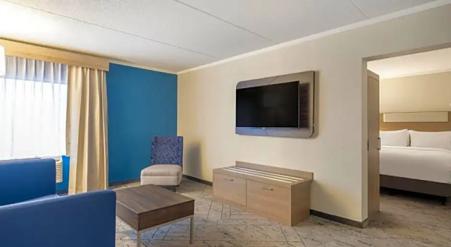 Четырёхместный люкс Holiday Inn Express & Suites Greensboro - I-40 atWendover by IHG