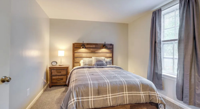 Central Auburn Apartment w/ Porch: Pets Welcome!, Забронировать Апартаменты/квартира Оберн Finger Lakes, рядом с Thompson Memorial AME Zion Church