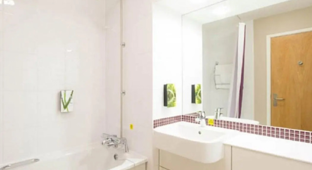 Номер Standard Premier Inn Belfast Titanic Quarter