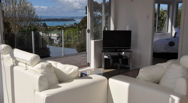 Tiri Cottage - Sea Views in Oneroa by Waiheke Unlimited, Забронировать Дом для отпуска Коттеджи Онероа-Бэй, Коттедж