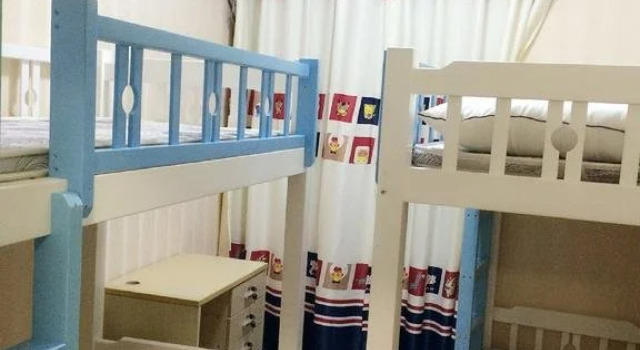 8090 Youth Hostel
