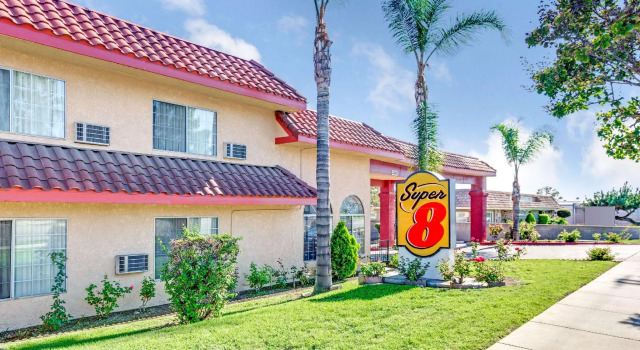 Кровать в общем номере Super 8 by Wyndham Upland Ontario CA