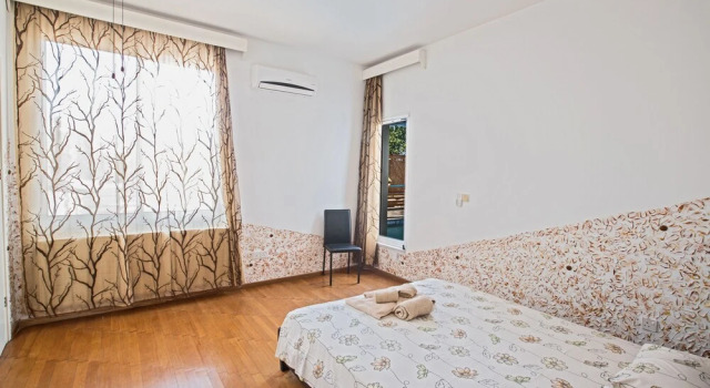 Ayia Napa Holiday Villa Ch, Забронировать Вилла Отели Айия-Напа с бассейном, рядом с Пляж Луккос Ту Манди, Бассейн