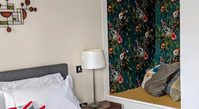 Panoramic sea views, sleeps 4, Torquay, Забронировать Отель Отели Торки с парковкой, рядом с Corbyn Beach, Парковка