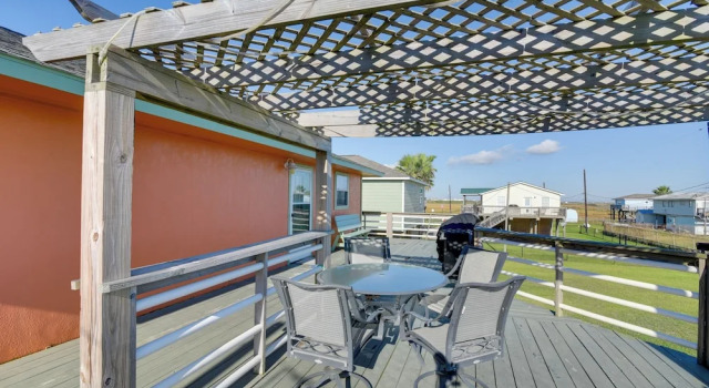 Коттедж Walk to Shore & Restaurants: Surfside Beach Home!