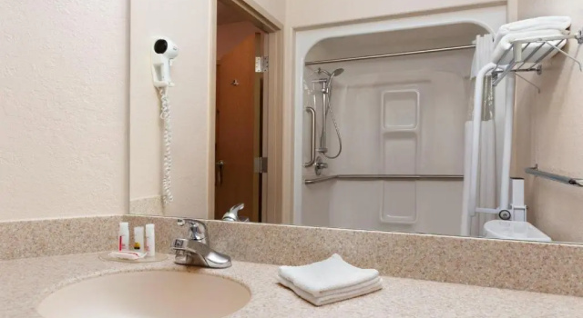 Четырёхместный номер Standard Days Inn & Suites by Wyndham Winkler