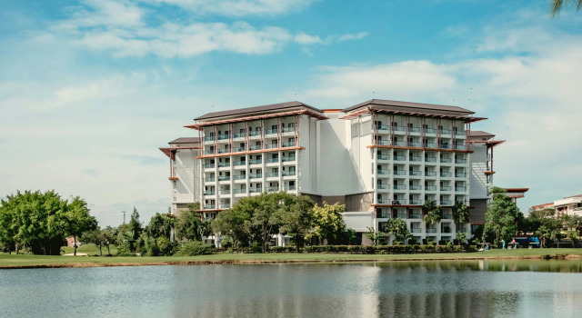Hilton Bangkok Suvarnabhumi Golf Resort & Spa, Rezerwuj Ośrodek wypoczynkowy Hotele w Central Thailand z basenem, Basen