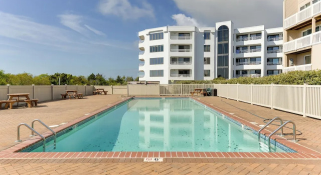 Апартаменты с 2 комнатами с балконом Brigantine Condo w/ Beach Access & Pool Views