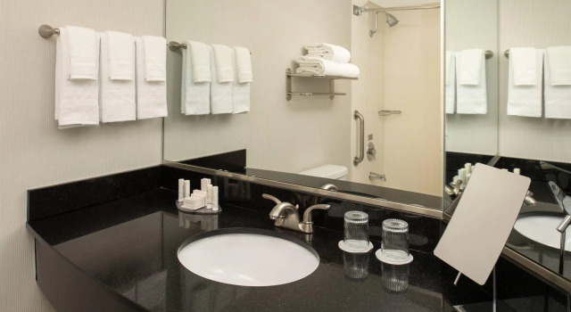Двухместный люкс c 1 комнатой Courtyard by Marriott Portland Airport