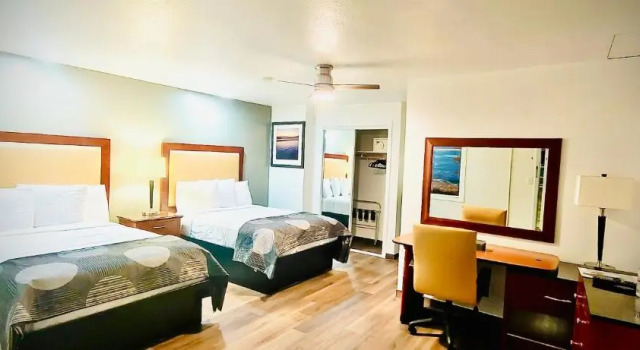 Четырёхместный номер Standard Oceanside Inn & Suites, a Days Inn by Wyndham