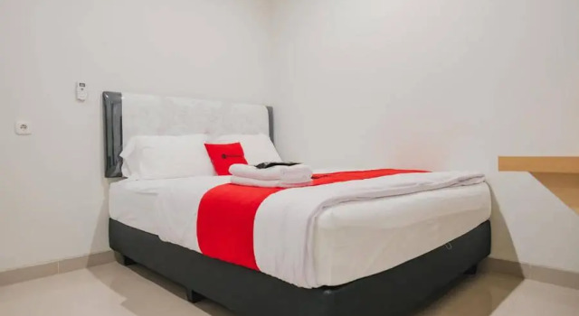 Люкс RedDoorz Plus near Soekarno Hatta Airport Taman Mahkota