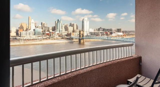 Номер Standard с балконом Cincinnati Marriott at RiverCenter