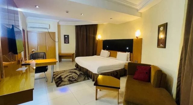 Royal Birds Hotel & Towers