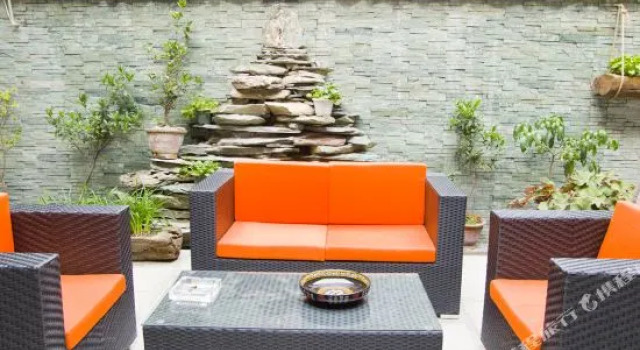 Nanshe Xiyi Garden courtyard view Holiday Hotel, Prenota Hotel Hotel a da con parcheggio, Parcheggio