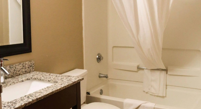 Четырёхместный номер Standard Greenville Pelham Inn by IHG