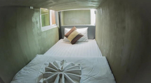 Кровать в общем номере The Lodge Yangon Hostel