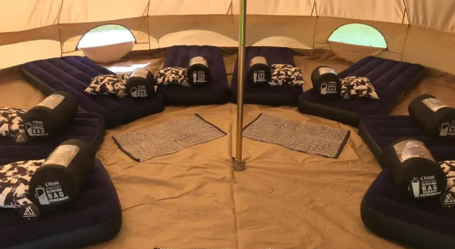 Кровать в общем номере Festanation Oktoberfest Camp #1