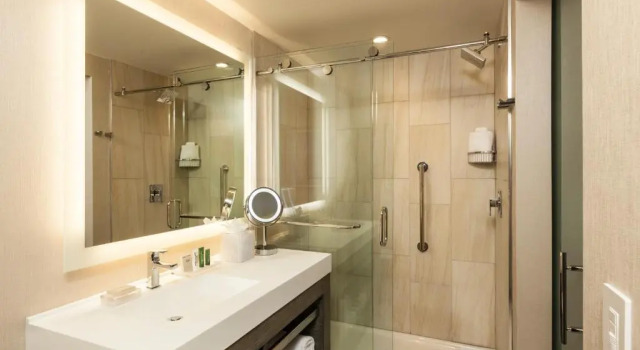 Четырёхместный номер Standard с видом на озеро Hilton Cleveland Downtown