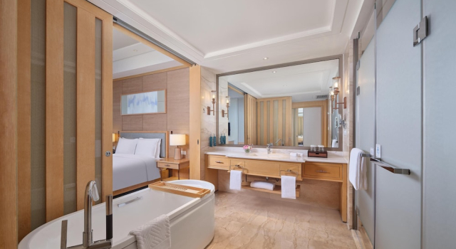 Двухместный номер Deluxe с балконом и с видом на озеро Hilton Yuxi Fuxian Lake