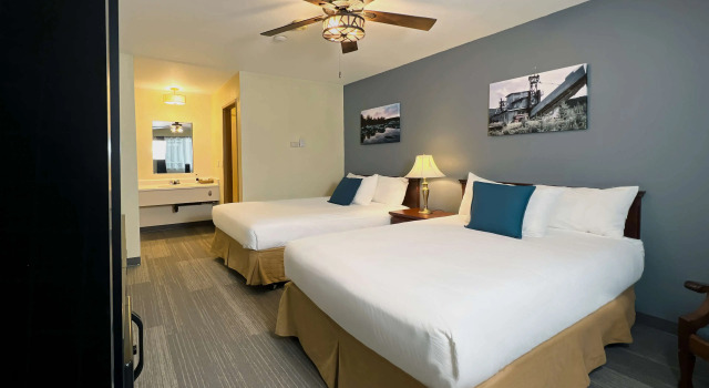 Четырёхместный номер Standard The Downtown, a Coast Hotel