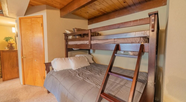 Moonridge Manor - Very Lovely Cabin In A Quiet Neighborhood With An Amazing Hot Tub! 4 Bedroom Home