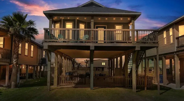 Stunning Beach House With Firepit&grill, Book Hotel Hoteller i Surfside Beach med parkering, Parkering