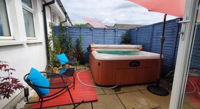Номер Standard The Orange Fox Lux Room and Hot Tub at The Grumpy Schnauzer Guest House