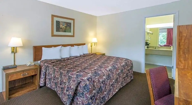 Номер Standard Days Inn by Wyndham Dubuque