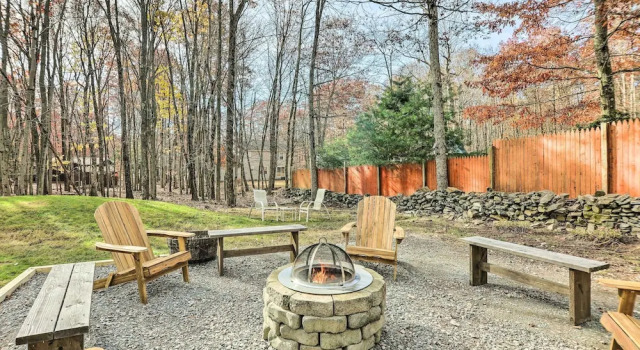 Коттедж с 3 комнатами Hot Tub, Lake Access: Serene Albrightsville Home!