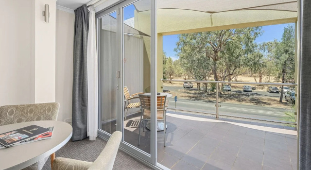 Двухместный номер Executive с балконом Stay at Alice Springs Hotel
