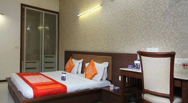 OYO 2216 Hotel Live Inn