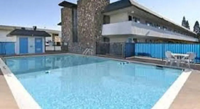 University Inn Reno, Забронировать Отель Отели Рино с завтраком, рядом с Парк развлечений Грейт Бейсин Адвенчер, Завтраки