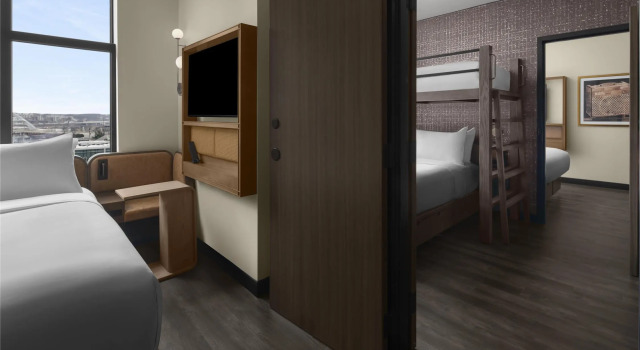 Кровать в общем номере с 6 комнатами Motto By Hilton Nashville Downtown