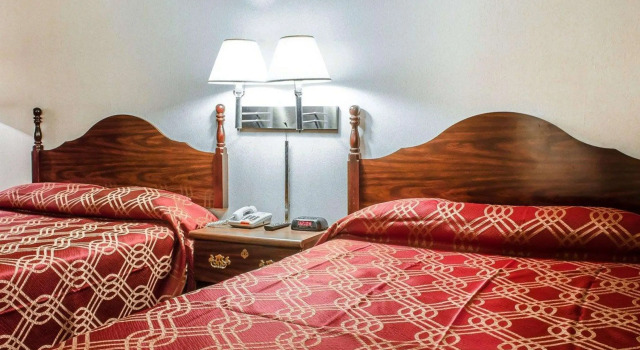 Четырёхместный номер Standard Econo Lodge Frackville