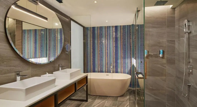 Двухместный люкс c 1 комнатой с балконом и с видом на море Aloft by Marriott Langkawi Pantai Tengah